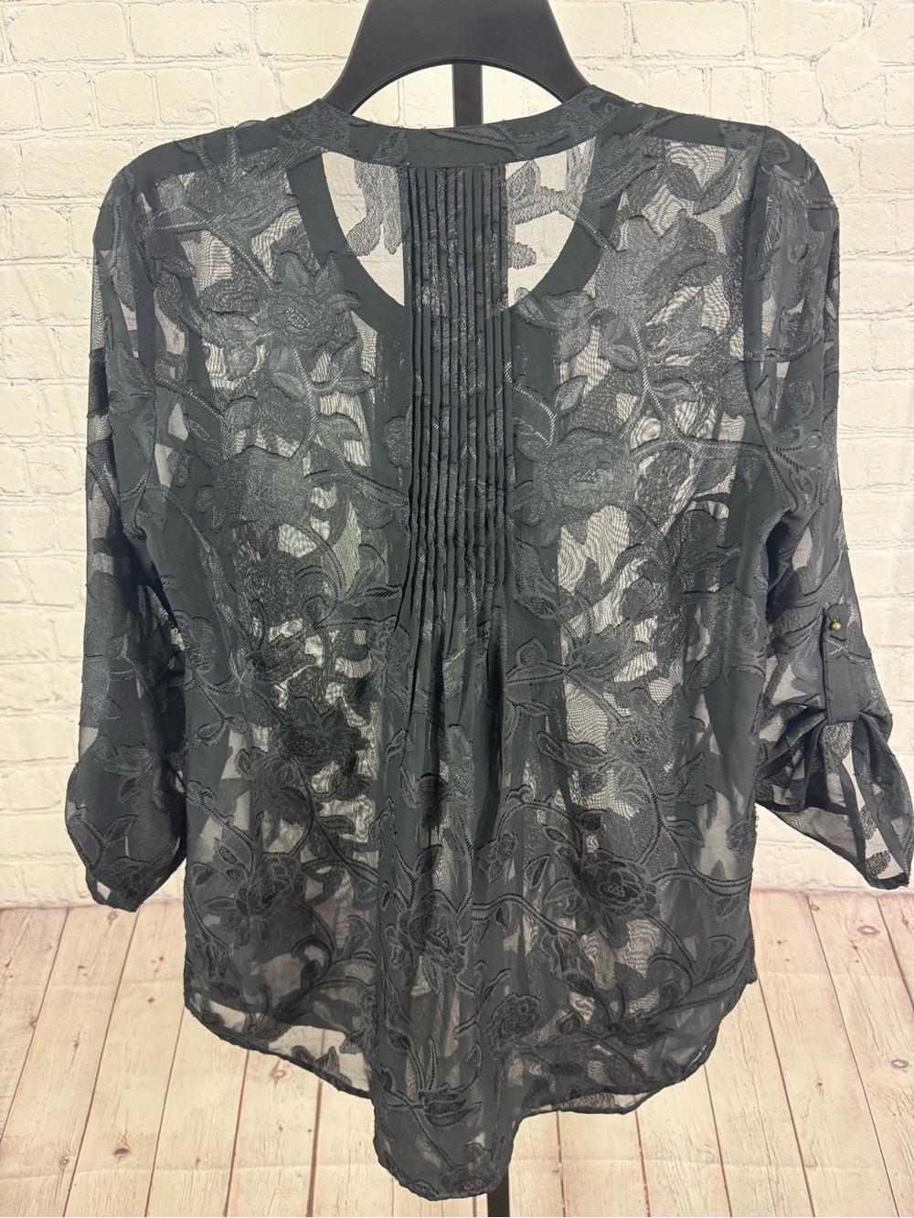 Meadow Rue Black Floral Sheer Gold Button Down Back Pleated Blouse Size Small - Picture 5 of 6